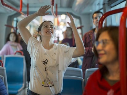 Representación de 'Las mujeres que hay en mí', en el tranvía de Sevilla.