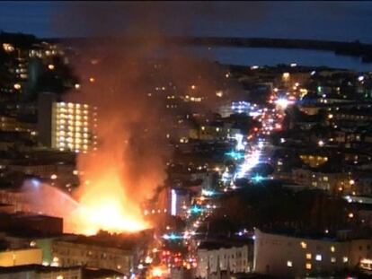 Un edificio ardiendo este sábado en la ciudad estadounidense de San Francisco.