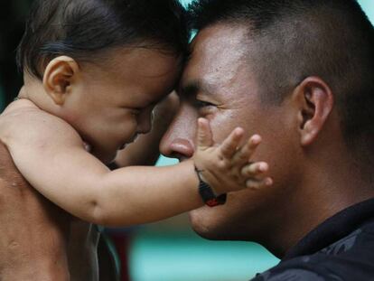 Foto: Un padre juega con su hijo de nueve meses | Vídeo: Siete historias de padres que crían.