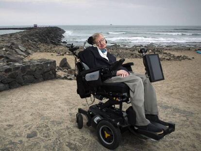 Hawking, en una playa de Tenerife en 2015. En vídeo, el doctor en Astrofísica José Luis Fernández Barbón explica qué son los agujeros negros.