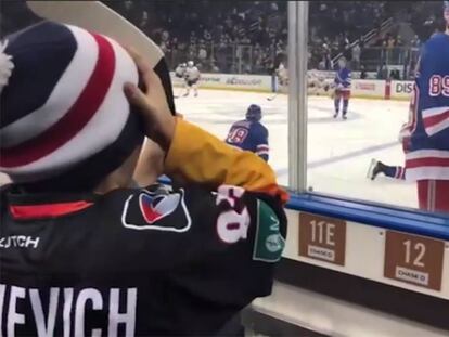 ¿Qué hizo este jugador de hockey para que un niño llorara de alegría?