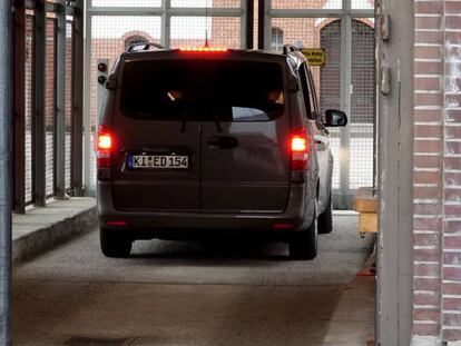 Puigdemont llega en minibús al centro penitenciario de Neumuenster.
