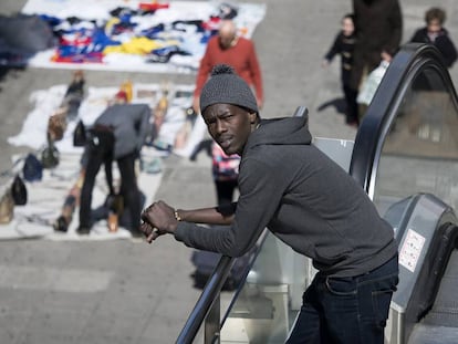 Seringe Abdou Diop, mantero senegalés, en Nervión, Sevilla.