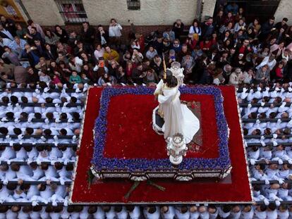 El trono de Nuestro Padre Jesús Cautivo a su paso por la calle Trinidad, en Málaga, el pasado 26 de marzo.