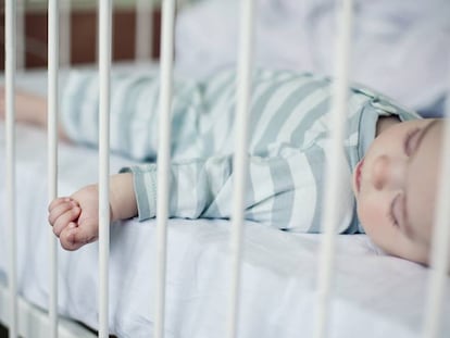 La posición decúbito supino facilita la respiración de los bebés y reduce el riesgo de muerte súbita. En vídeo, explicación de lo que es el Síndrome de la Muerte Súbita del Lactante.
