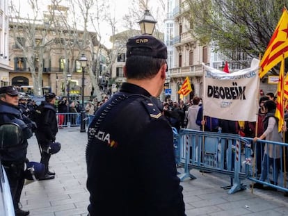 Manifestación en Palma frente a la Delegación del Gobierno para pedir la puesta en libertad de los políticos catalanes detenidos. Europa Press