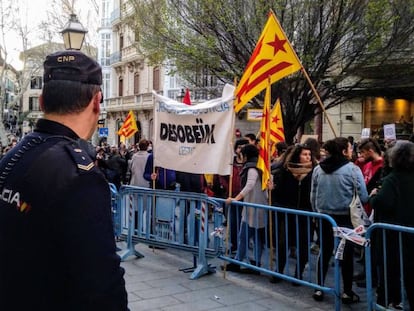 Manifestación en Palma frente a la Delegación del Gobierno para pedir la puesta en libertad de los políticos catalanes detenidos. Europa Press