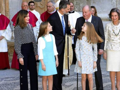 Imagen de los reyes Felipe y Letizia, sus hijas, y los reyes don Juan Carlos y doña Sofía, en la misa pascual de Palma, el pasado domingo.