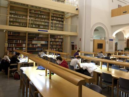 Biblioteca del Colegio de los Trinitarios, en la Universidad de Alcalá de Henares. / Vídeo: Cifuentes defiende su título de máster en la Asamblea de Madrid.