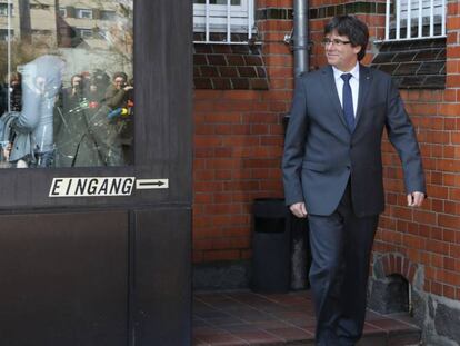 El expresidente de la Generalitat de Cataluña Carles Puigdemont sale de la cárcel de Neumünster en Alemania.