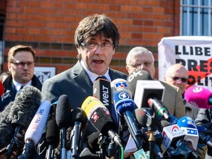 El expresidente de la Generalitat de Cataluña, Carles Puigdemont, se dirige a los medios a su salida de la cárcel de Neumünster este viernes.