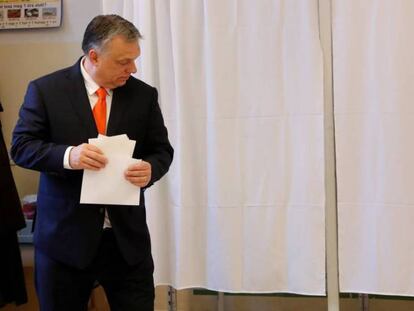 Viktor Orbán, en el colegio electoral donde depositó su voto, el domingo en Budapest.
