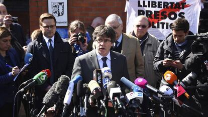 Carles Puigdemont a su salida de la prisión de Neumunster, en Alemania. En vídeo: Ignacio González Vega, portavoz de Jueces para la Democracia.