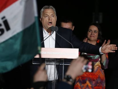 Viktor Orban se dirige a sus seguidores celebrando su victoria en las elecciones.