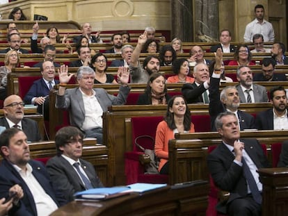 Pleno del Parlamento catalán del 6 de septiembre de 2017. Vídeo: El Gobierno catalán firma la ley del referéndum.