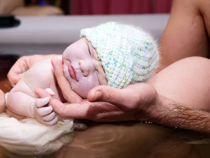 Un bebé recién nacido en el agua. En vídeo, reportaje sobre los paritorios que reducen el número de cesáreas.