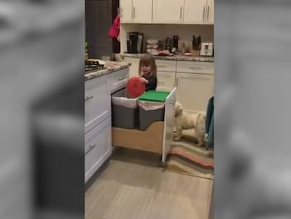 La niña cantando mientras recoge los platos.