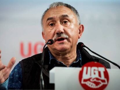 FOTO: El secretario general de UGT, Pepe Álvarez, este jueves antes de reunirse con con el presidente de Societat Civil Catalana, José Rosiñol. / VÍDEO: Sociedad Civil Catalana pide a UGT que no participen en la manifestación.