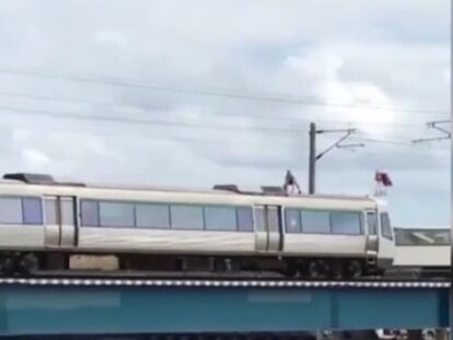 El hombre 'surfea' sobre el tren en marcha.