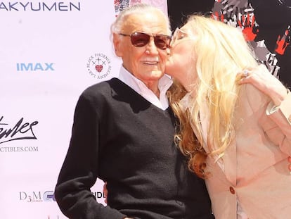 Stan Lee y su hija, Joan Celia Lee, el pasado julio en Hollywood. Los personajes de Stan Lee.