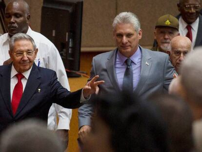 El expresidente Raúl Castro llega a la Asamblea Nacional de Cuba con Miguel Díaz-Canel, nombrado presidente este jueves.