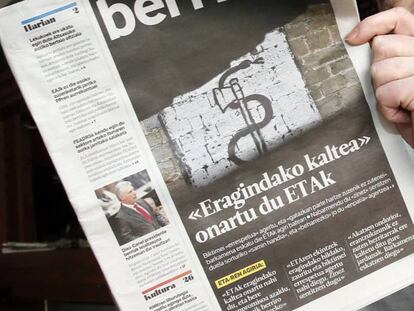 Portada del periódico Berria de ayer con la noticia del comunicado de ETA. En vídeo: reacciones al comunicado.