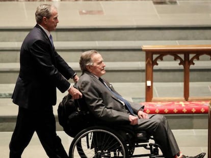 Los expresidente George W. Bush y George H.W. Bush (en silla de ruedas) llegan al funeral de su madre y esposa, Barbara Bush.