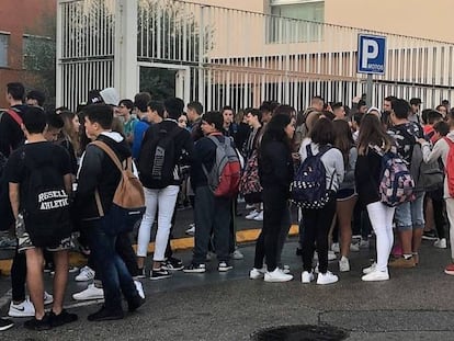 Alumnos del IES El Palau de Sant Andreu de la Barca de Barcelona se manifiestan para pedir respeto hacia los hijos de guardias civiles en octubre pasado.