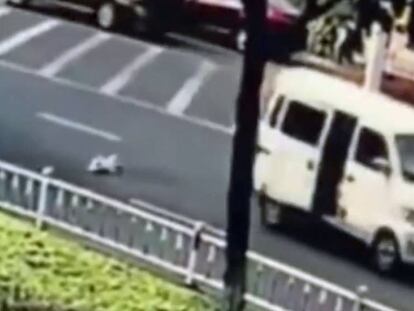 A unos padres se les cae un bebé de una furgoneta en marcha
