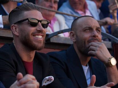 El futbolista Sergio Ramos y un amigo durante la Feria de San Isidro del año pasado en Madrid.
