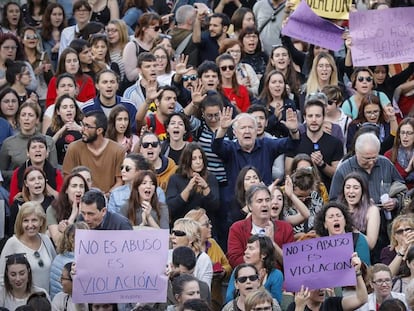 Concentración de repulsa a la sentencia de La Manada, ayer frente al Ayuntamiento de Valencia.