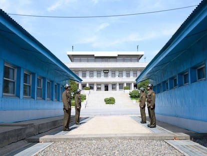 Soldados norcoreanos hacen guardia en la frontera con el Sur.