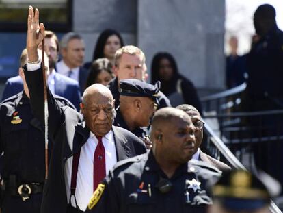 Bill Cosby gesticula al abandonar el juzgado de Montgomery el pasado jueves.