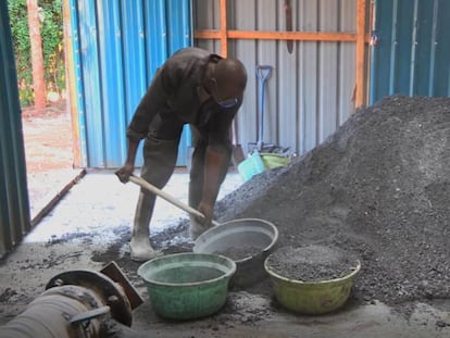 El carbón que sale del coco y la macadamia