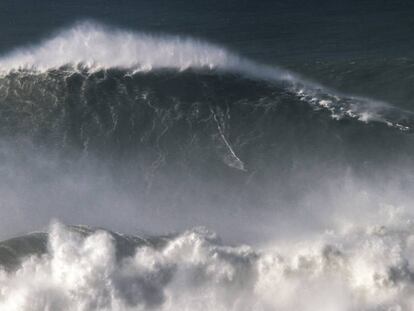 Un surfero bate el récord mundial a la ola más grande jamás dominada