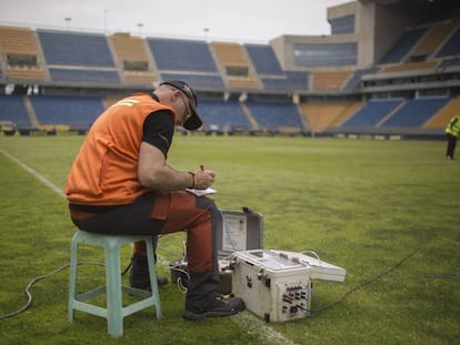 Técnicos de Ingeagua, durante la realización de un sondeo electromagnético en el estadio Ramón de Carranza de Cádiz. En vídeo, reportaje sobre la medida para hallar el acuífero.