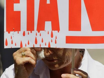 Una mujer con una pancarta de rechazo a ETA en julio de 2009. SUSANA VERA FOTO: REUTERS / VÍDEO: ATLAS