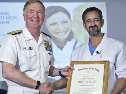 El doctor Pedro Cavdas, a la derecha, con el comandante de la Armada de EE UU en Europa, James Foggo, en el Hospital de Manises (Valencia). FOTO: MÒNICA TORRES. VÍDEO: EFE