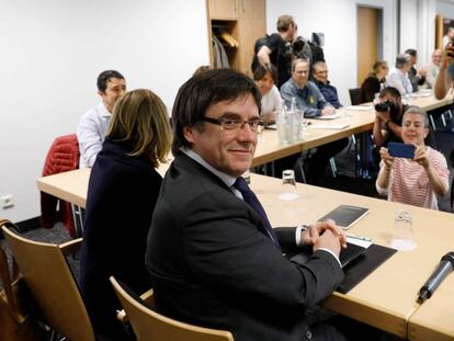 Carles Puigdemont posa para los periodistas durante una reunión con políticos catalanes el 5 de mayo de 2018 en Berlín.