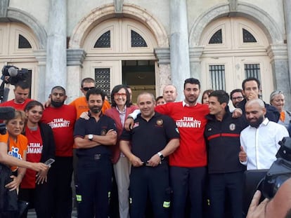 Los bomberos de Sevilla, en Lesbos, tras ser absueltos por el tribunal. Europa Press