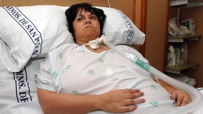 Imagen de archivo. Inmaculada Echevarría en la cama del hospital de Granada donde estaba conectada a un respirador.