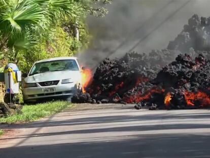 Así sepulta y destruye un coche la lava del Kilauea