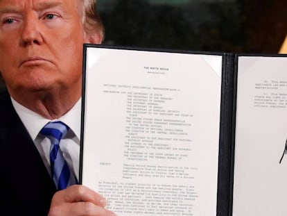 Trump muestra el memorando de retirada de EE UU del acuerdo nueclear, firmado anoche en la Casa Blanca.