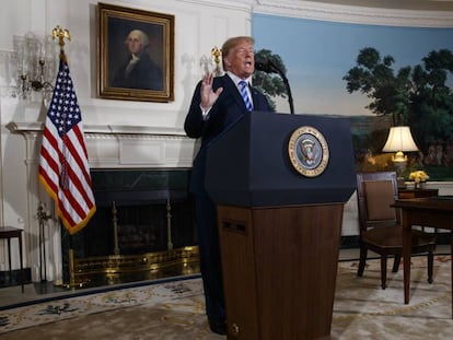 El presidente de Estados Unidos, Donald Trump, durante el discurso en el que anunció que abandonaba el acuerdo nuclear con Irán. En vídeo, declaraciones de Mariano Rajoy, presidente del Gobierno.
