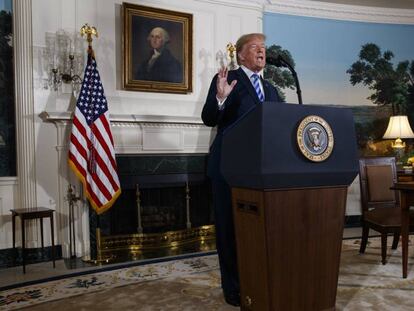 El presidente de Estados Unidos, Donald Trump, durante el discurso en el que anunció que abandonaba el acuerdo nuclear con Irán. En vídeo, declaraciones de Mariano Rajoy, presidente del Gobierno.