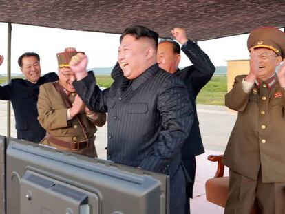 Kim Jong-un, segundo por la derecha, celebra tras una prueba de misiles de largo alcance en una imagen difundida el 16 de septiembre de 2017.