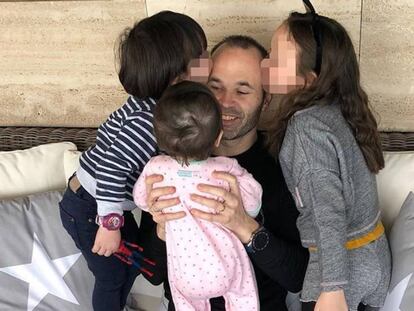 FOTO: Andrés Iniesta, con sus tres hijos. | VÍDEO: Entre lágrimas, Iniesta anuncia que deja el Barça.