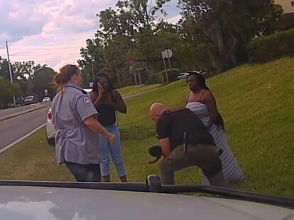 Un policía se convierte en héroe tras salvarle la vida a un bebé que no respiraba