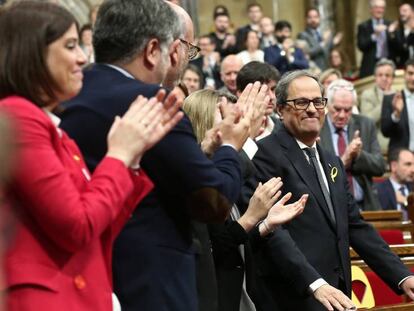 La bancada independentista aplaude la investidura de Quim Torra como presidente de la Generalitat.