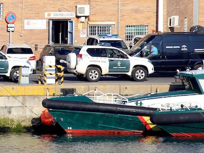 El vehículo de la funeraria se dispone a trasladar el cuerpo del niño en aguas de Algeciras (Cádiz).